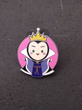 New Never Attached To PIN BOARD   World Of Evil Mystery Pin (EVIL QUEEN) 1 inch